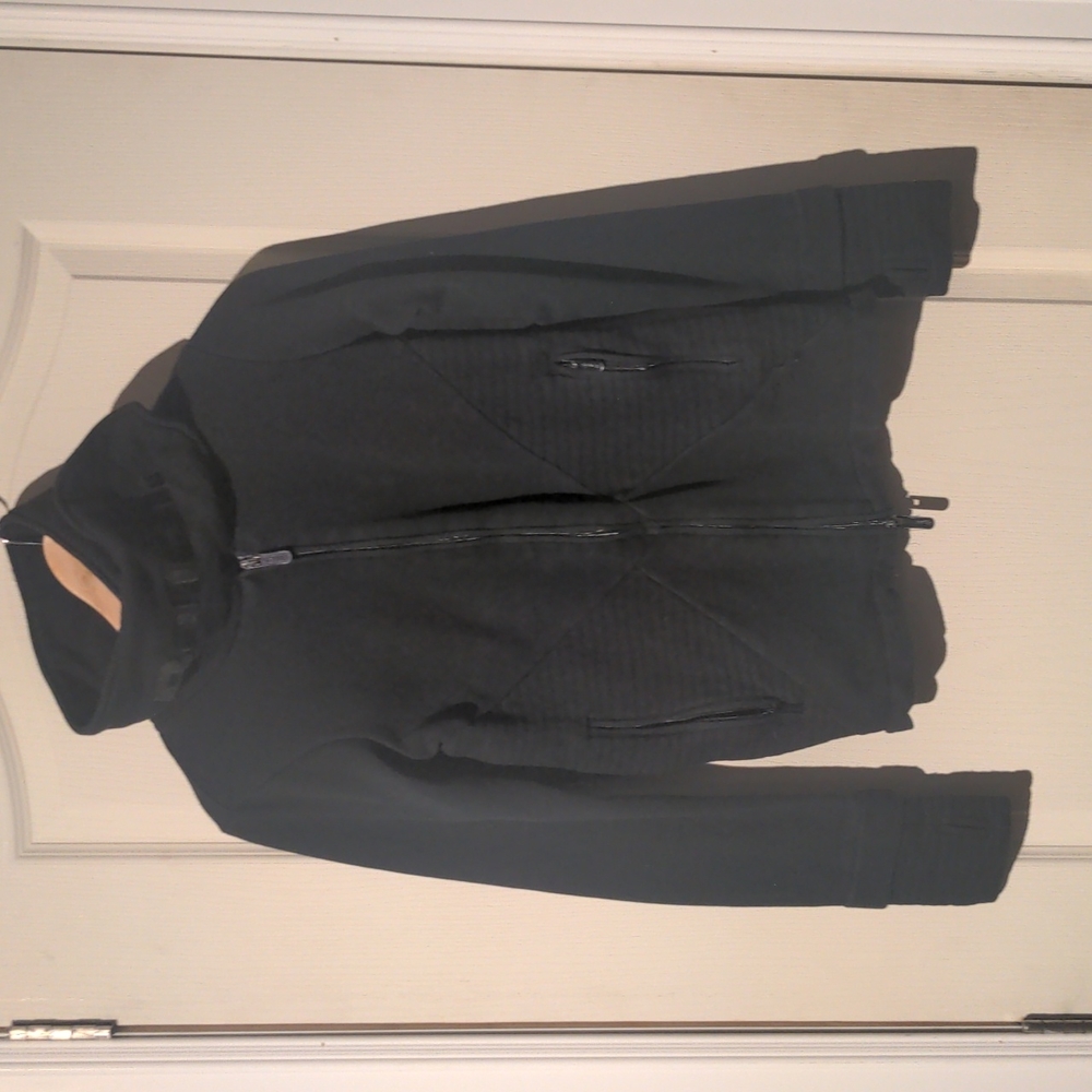 Bench - black zip up